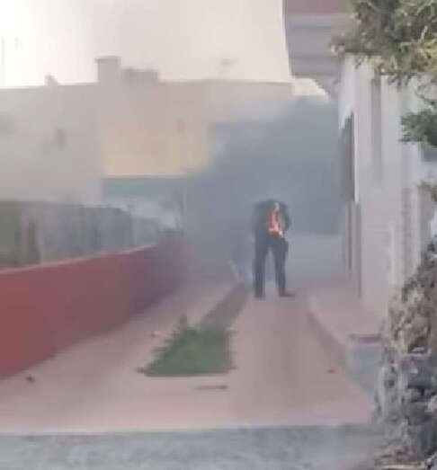 La víctima del siniestro con llamas que queman su ropa y cuerpo (Foto TA)